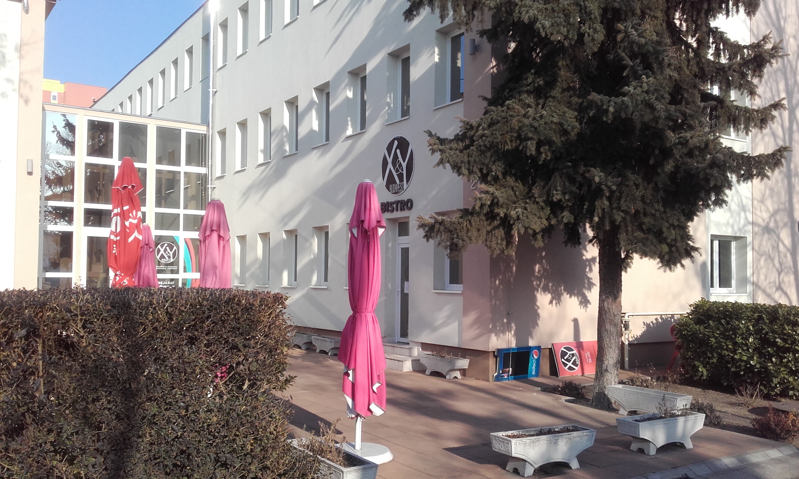 White Office kávéterasz és bejárati környezet