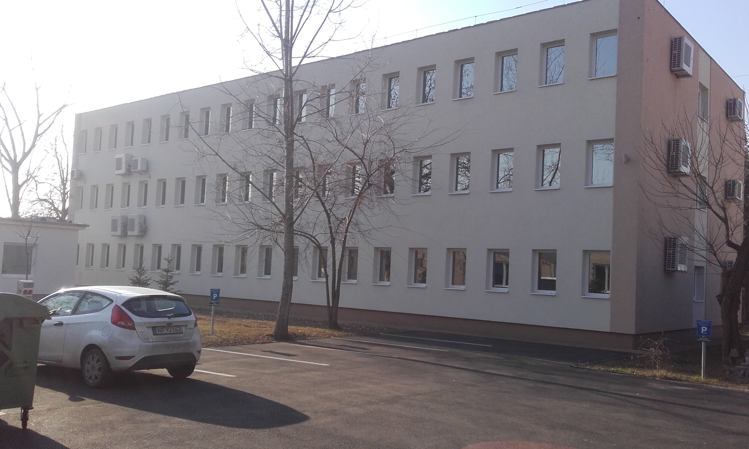 White Office oldalsó épületszárny parkolóval